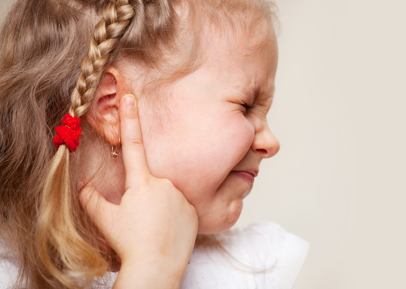 Bambina con dolore all'orecchio